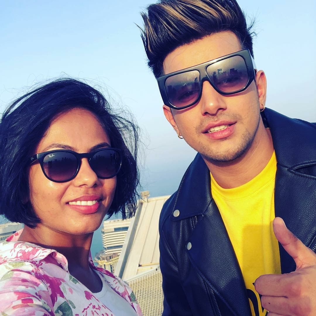 Anthéa with a recording artist between appearances