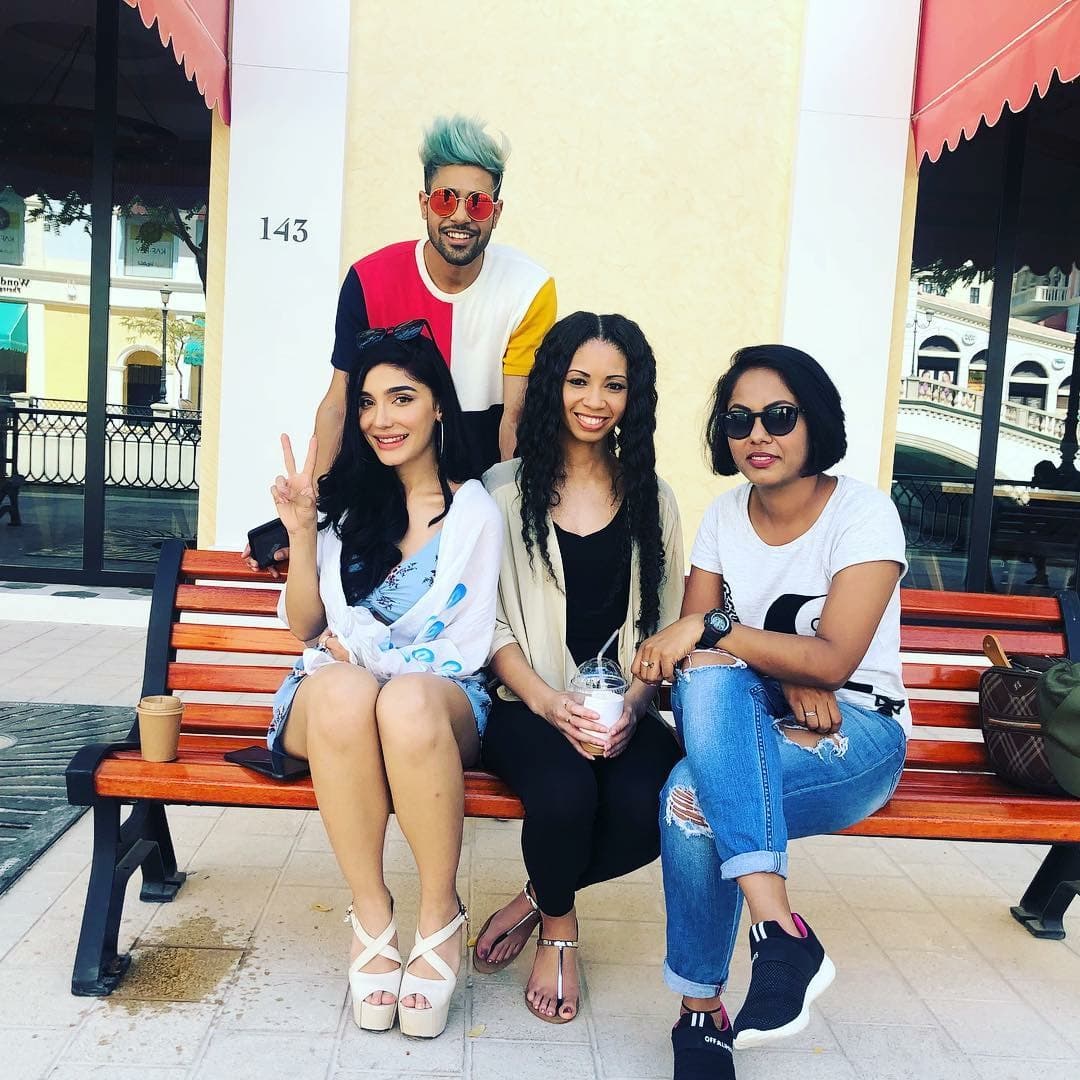 Anthéa with performers on location before a shoot