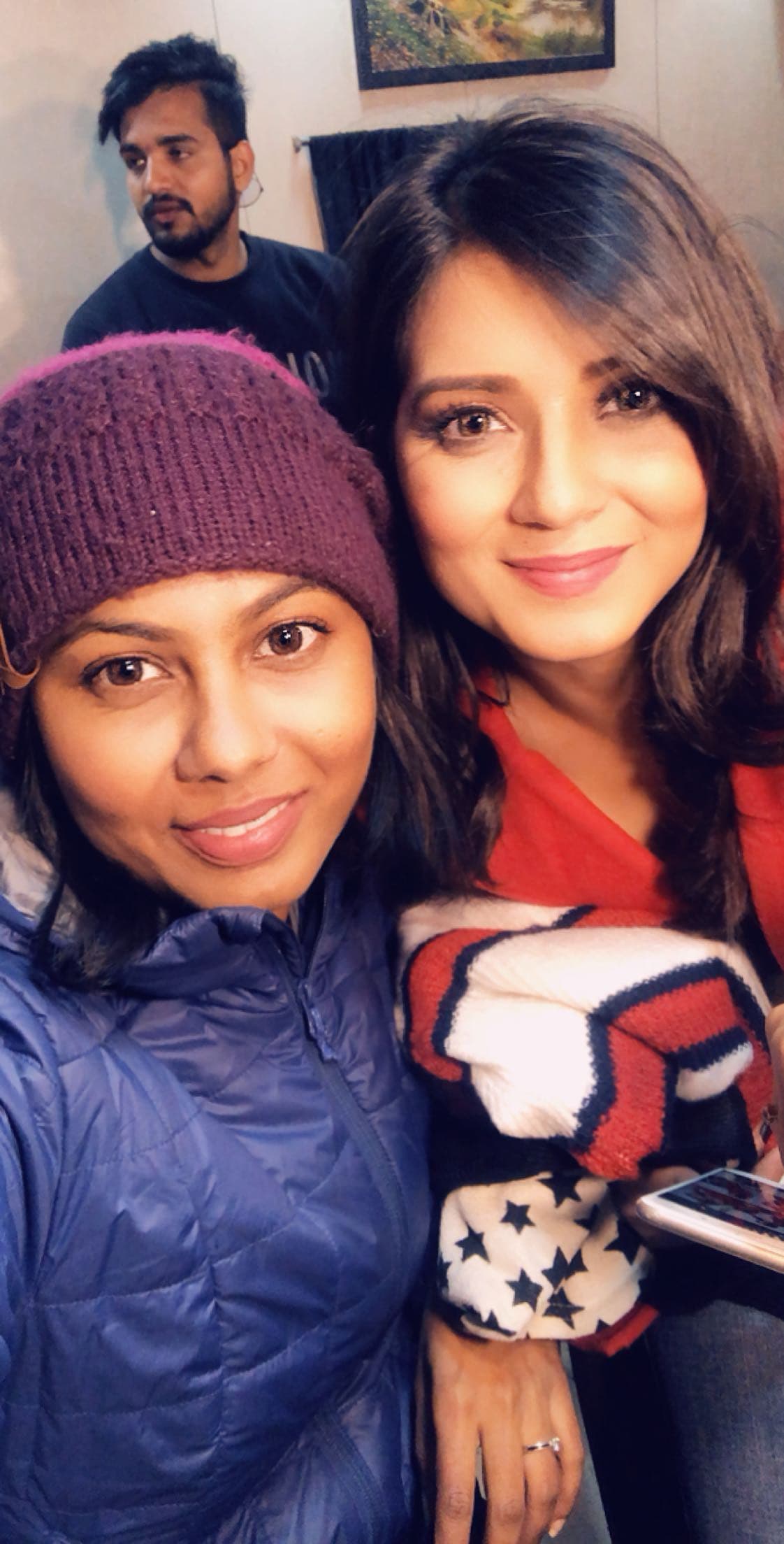 Anthéa with an actress on an outdoor location shoot