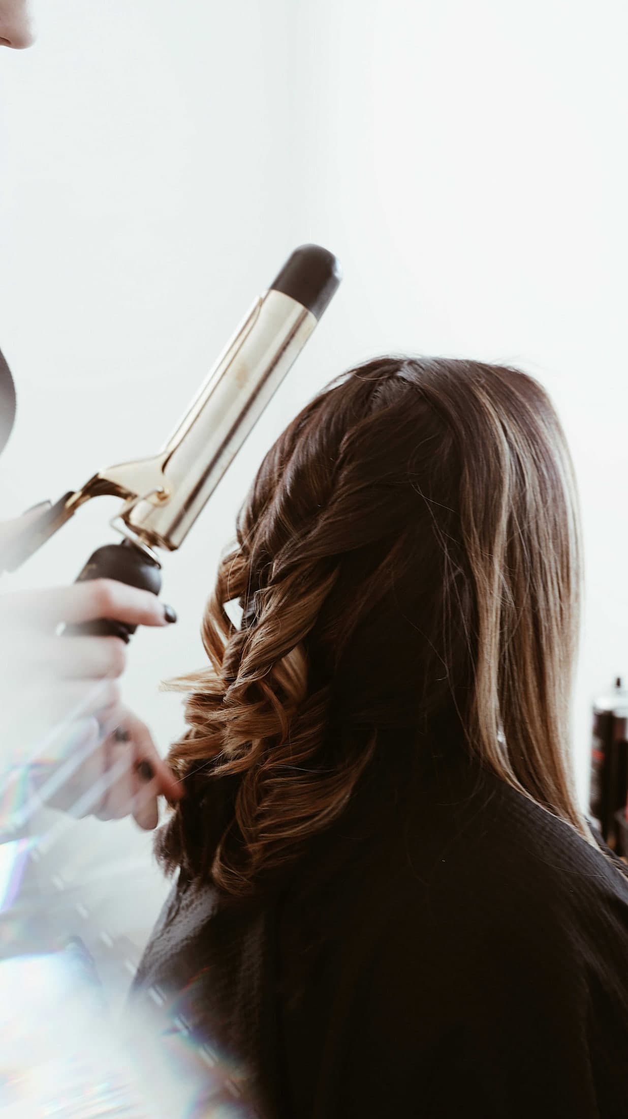 Hair styling with a curling iron at the Anthéa Makeover salon in Jalandhar