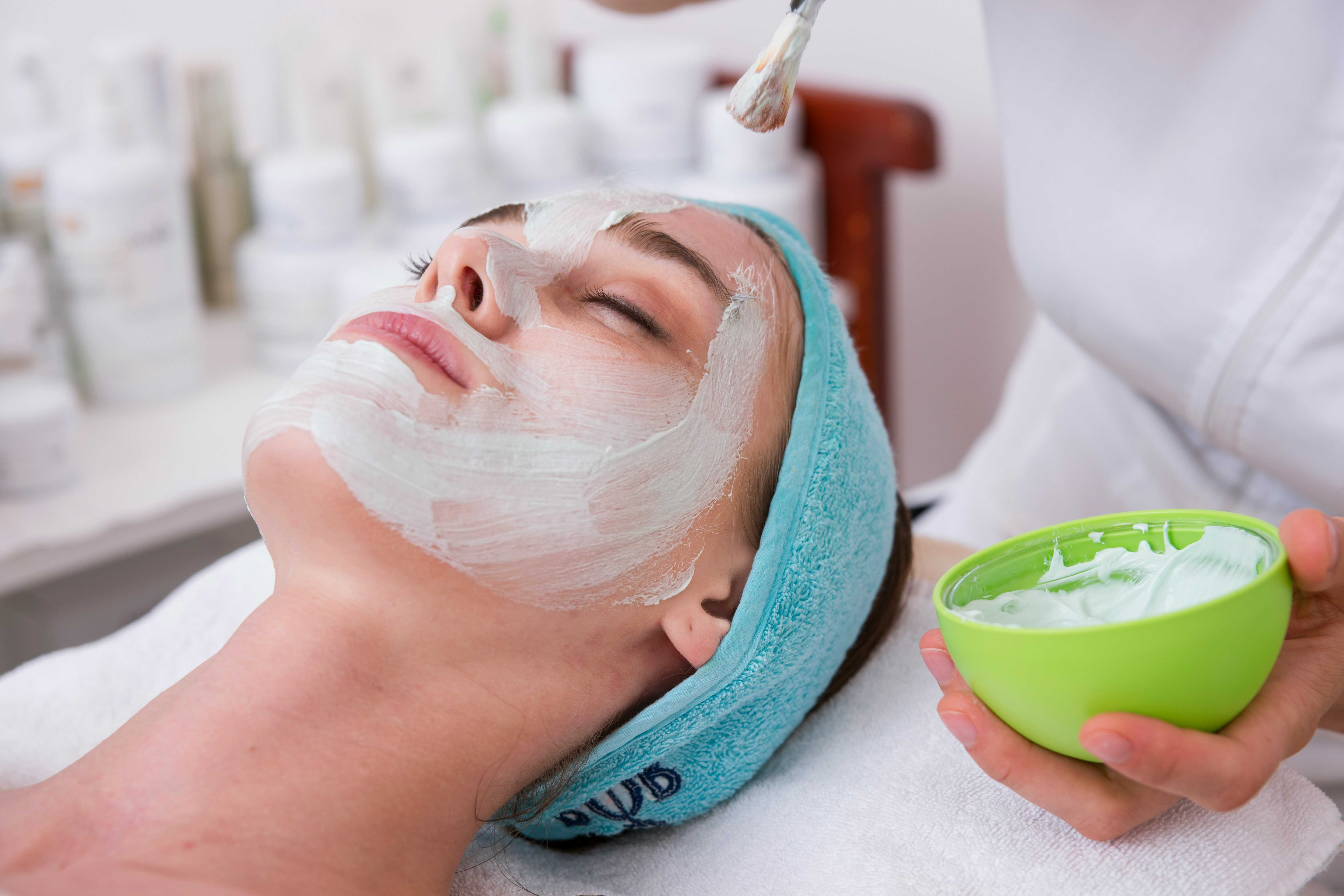 A face mask applied during a beauty and body care appointment at Anthéa Makeover